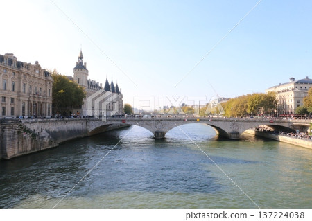 Exchange Bridge, connecting the Ile de la Cité and the Right Bank of Paris over the Seine Exchange Bridge, connecting the Ile de la Cité and the Right Bank of Paris over the Seine 137224038