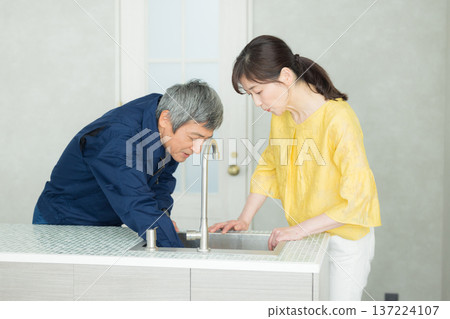 一位身穿工作服的男子正在講解管道系統相關知識。 一位身穿工作服的男子正在講解管道系統相關知識。 137224107