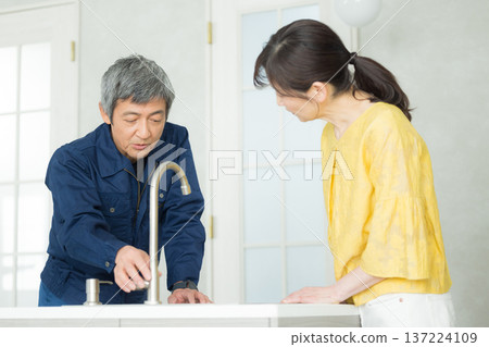 一位身穿工作服的男子正在講解管道系統相關知識。 137224109