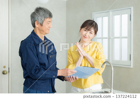 A man in work clothes explaining about plumbing 137224112