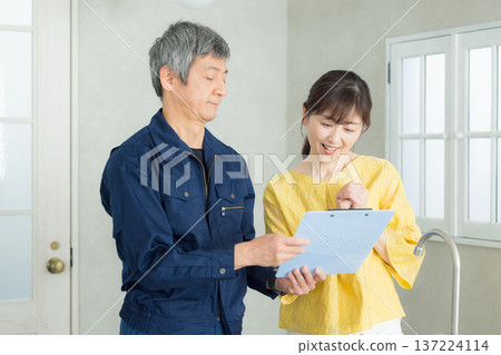 一位身穿工作服的男子正在講解管道系統相關知識。 137224114