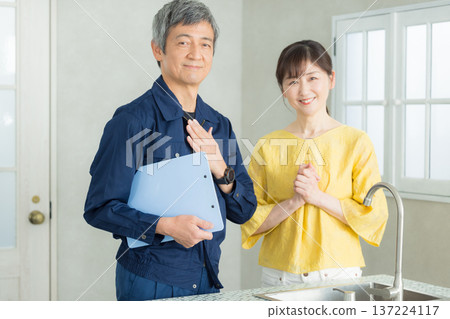 一位身穿工作服的男子正在講解管道系統相關知識。 137224117