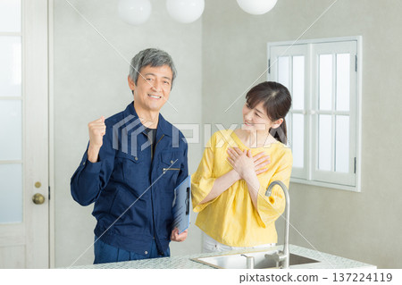 一位身穿工作服的男子正在講解管道系統相關知識。 137224119
