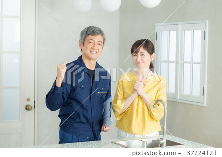 一位身穿工作服的男子正在講解管道系統相關知識。 一位身穿工作服的男子正在講解管道系統相關知識。 137224121