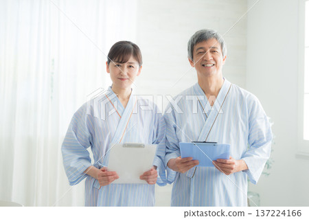 Image of a medical checkup for people in their 60s 137224166