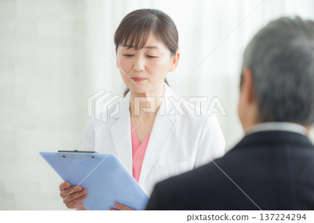 醫生檢查一名老人 137224294