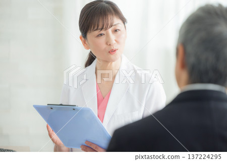 醫生檢查一名老人 醫生檢查一名老人 137224295