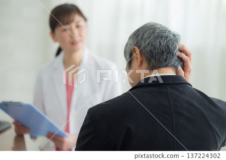 醫生檢查一名老人 醫生檢查一名老人 137224302