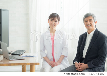 醫生檢查一名老人 醫生檢查一名老人 137224307