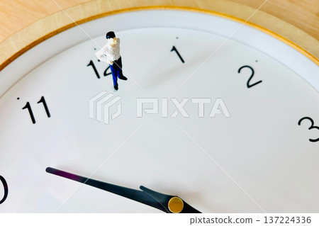 Businessman thinking on the clock 137224336