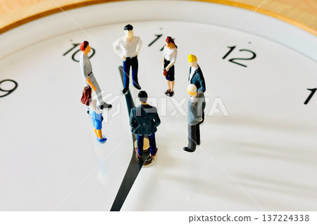 Businessmen discussing in a circle on a clock 137224338