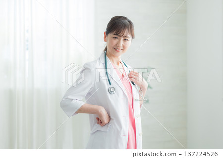 白色外套的中間婦女 白色外套的中間婦女 137224526