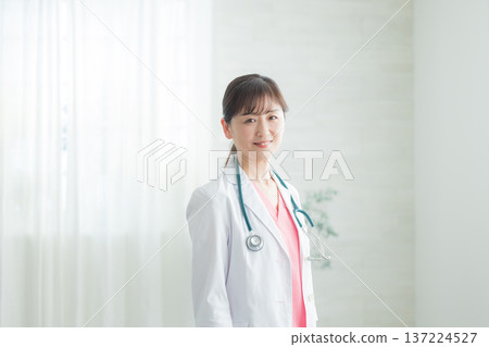 白色外套的中間婦女 137224527