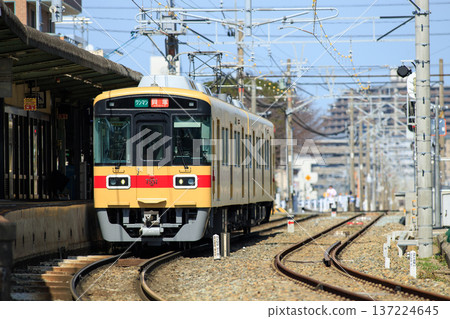 停泊在柏花園前站的西鐵7050系列車 137224645