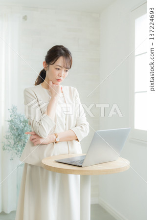使用一台筆記本電腦的女人 使用一台筆記本電腦的女人 137224693