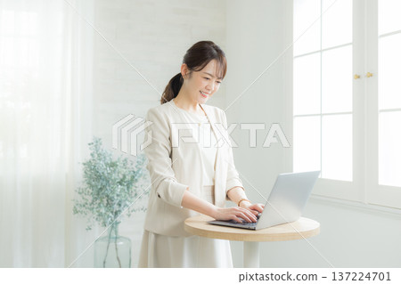 Woman using a laptop 137224701