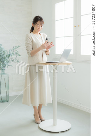 使用一台筆記本電腦的女人 使用一台筆記本電腦的女人 137224807