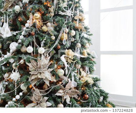 Christmas magic background. Beautiful decorated xmas tree in white living room. Shining lights, balls, baubles and garland. Winter holidays magic atmosphere. Modern design and decorations, copy space Christmas magic background. Beautiful decorated xmas tree in white living room. Shining lights, balls, baubles and garland. Winter holidays magic atmosphere. Modern design and decorations, copy space 137224828