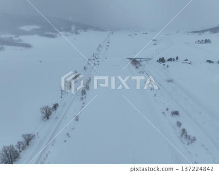 從空中俯瞰,宗谷主線穿過白雪皚皚的田野,通往和沙武方向。 從空中俯瞰,宗谷主線穿過白雪皚皚的田野,通往和沙武方向。 137224842