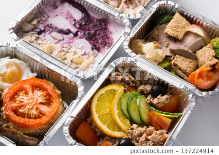 Healthy restaurant food background. Eating right concept. Fresh diet daily meals delivery. Fitness nutrition, vegetables, meat and dessert in foil boxes 137224914