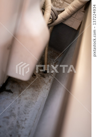 安裝在陽台或露台上的空調室外機排水軟管的排水情況 安裝在陽台或露台上的空調室外機排水軟管的排水情況 137224934