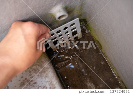 Remove and clean the balcony strainer 137224951