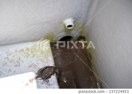 陽台排水溝積滿了垃圾 陽台排水溝積滿了垃圾 137224953