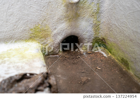 陽台排水溝積滿了垃圾 陽台排水溝積滿了垃圾 137224954