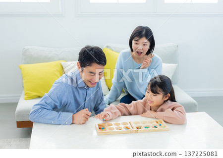 Family playing board games in the living room 137225081