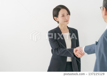 握手的兩個商人 137225129