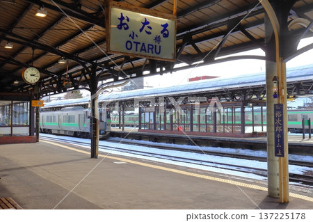 Platform 4 of Otaru Station, "Yujiro Platform" (Otaru, Hokkaido) 137225178