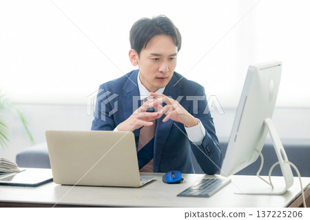 一個嚴肅的看的商人 137225206