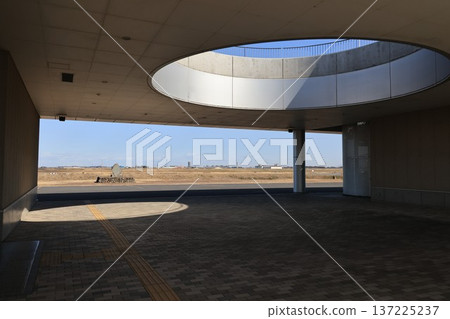 從埼玉縣加佐市望去，可以看到紀念颱風凱瑟琳過後利根川堤壩潰決的紀念碑。 137225237