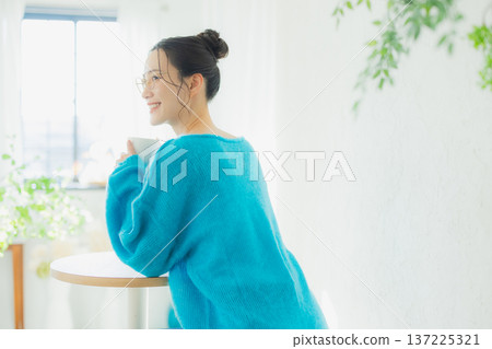 靠窗喝咖啡的年輕女人 靠窗喝咖啡的年輕女人 137225321