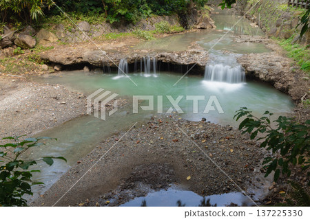 A water-friendly open-air hot spring bath in Beitou, Taipei [Image of Taiwan] 137225330