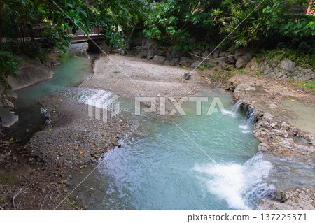 A water-friendly open-air hot spring bath in Beitou, Taipei [Image of Taiwan] 137225371