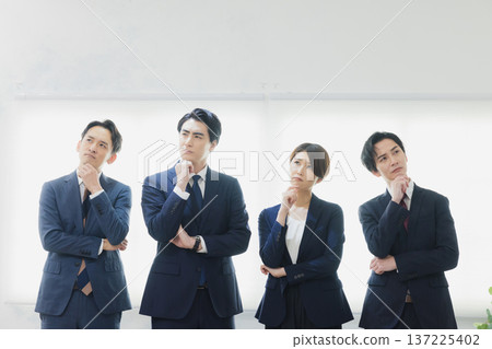排隊的商務人士 排隊的商務人士 137225402