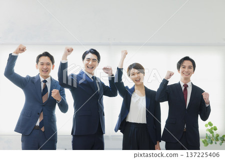 排隊的商務人士 137225406