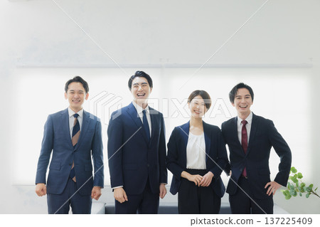 排隊的商務人士 137225409