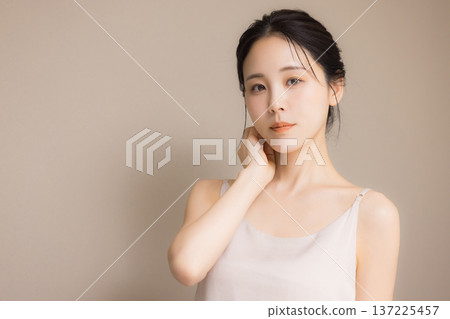 年輕女性的美麗形象 137225457