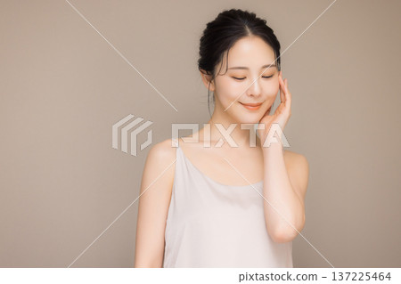 年輕女性的美麗形象 137225464