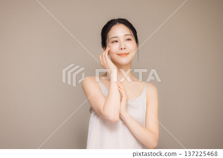 年輕女性的美麗形象 年輕女性的美麗形象 137225468