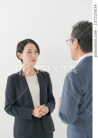 兩位商人正在討論 兩位商人正在討論 137225634