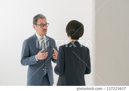 兩位商人正在討論 137225637