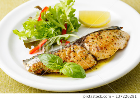 Sautéed Spanish mackerel with basil sauce 137226281