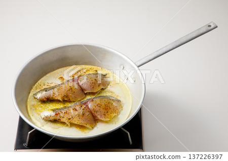 煎烤西班牙鯖魚佐羅勒醬 137226397