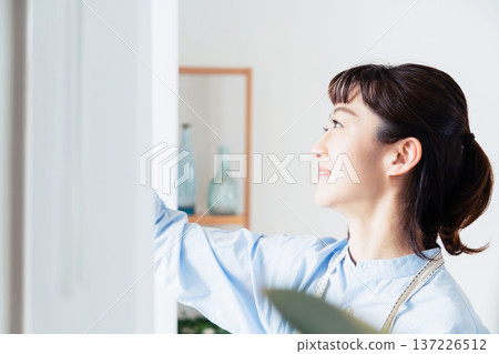 Woman cleaning the window 137226512