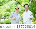 打高爾夫球的資深夫婦 137226814
