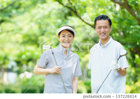 打高爾夫球的資深夫婦 137226814