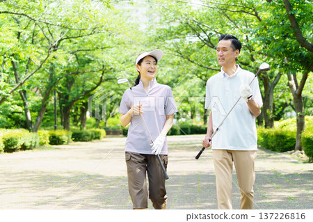 打高爾夫球的資深夫婦 137226816